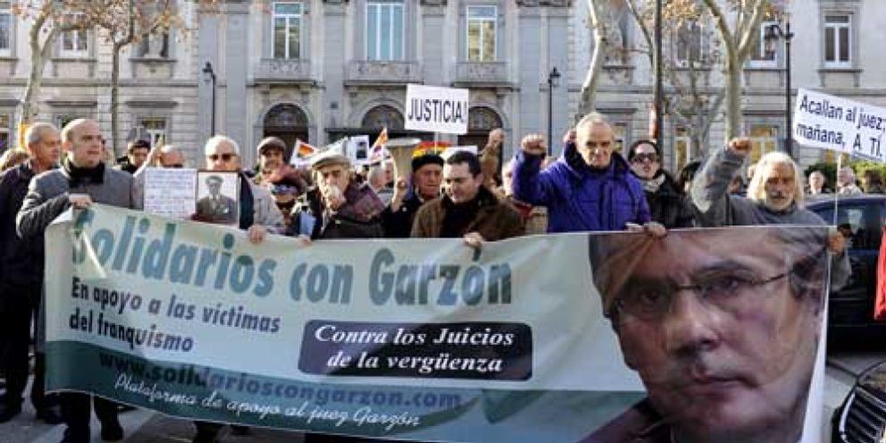 Foto: Garzón llega al Supremo entre los aplausos de sus partidarios