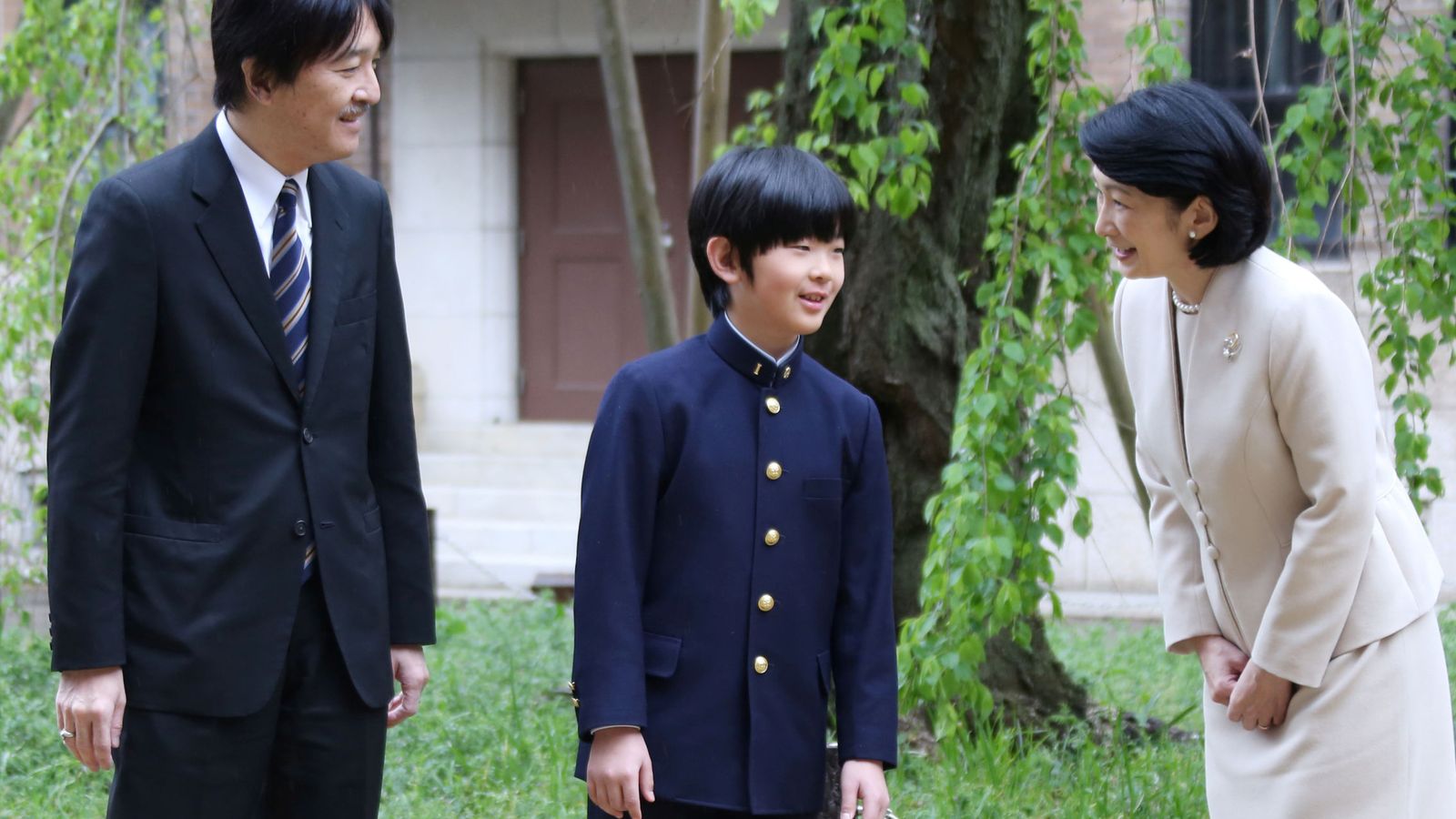 Foto: El príncipe Hisahito, con sus padres. (Reuters)