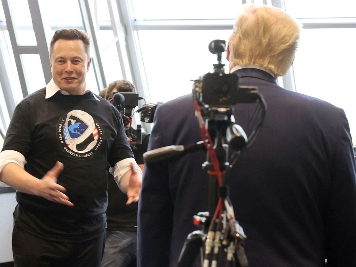 Foto: Elon Musk hablando con Donald Trump en una foto de archivo de 2020. (Reuters/Jonathan Ernst) 