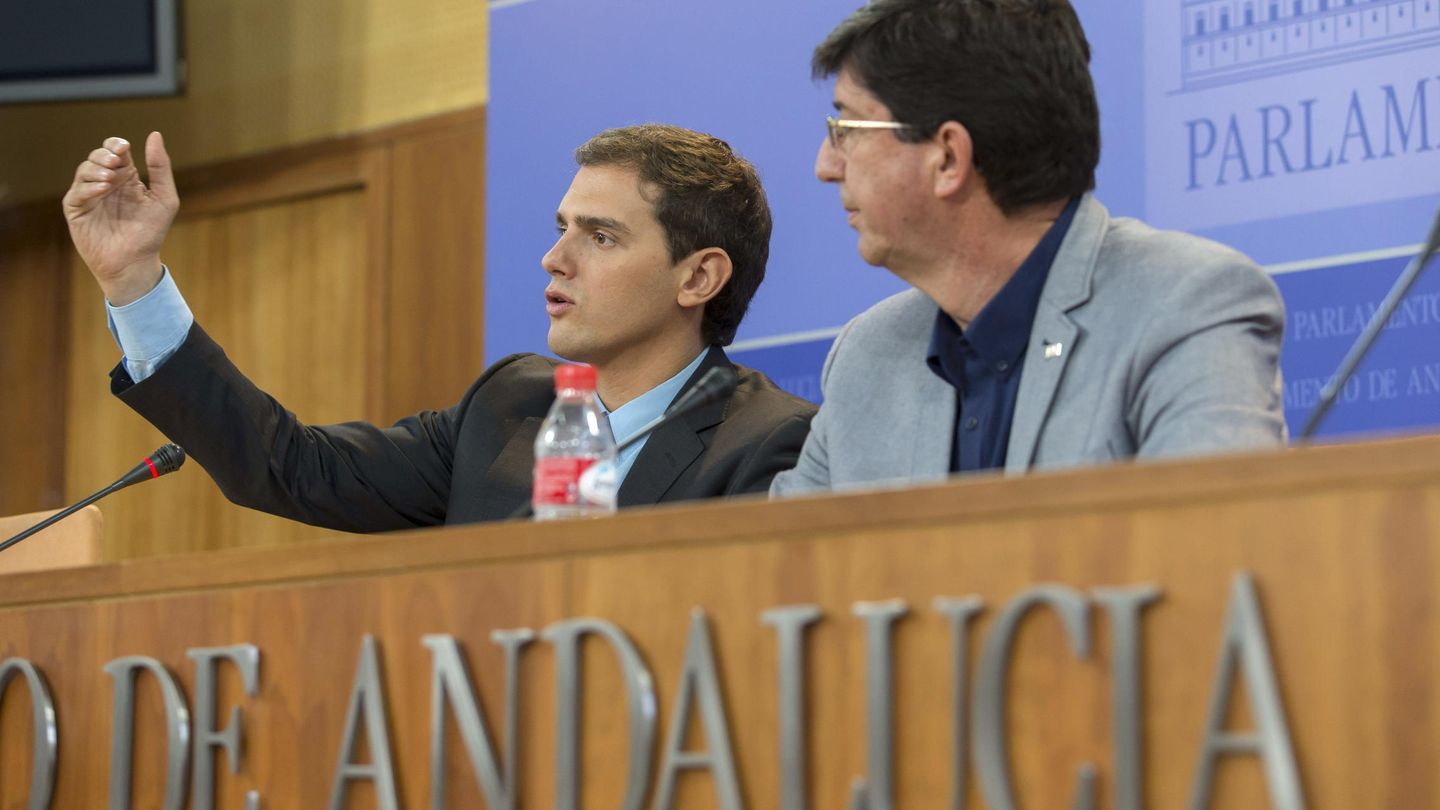 El presidente de C's, Albert Rivera (i), y  el portavoz del grupo parlamentario en Andalucía, Juan Marín.