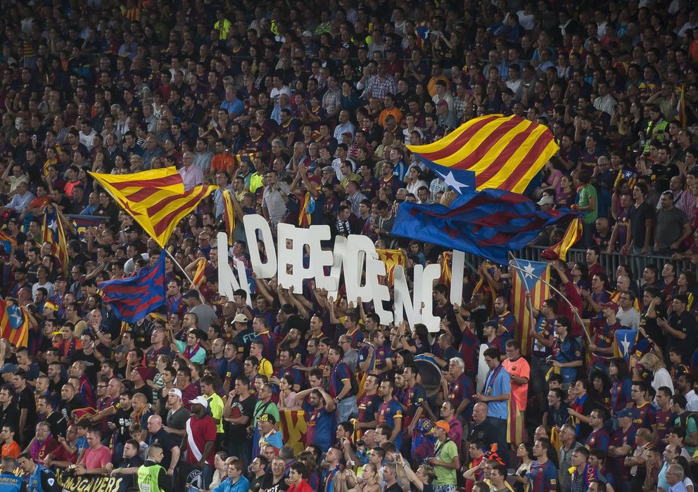 Foto: Imagen de las gradas del Camp Nou durante un duelo entre el Barcelona y el Real Madrid (Cordonpress).