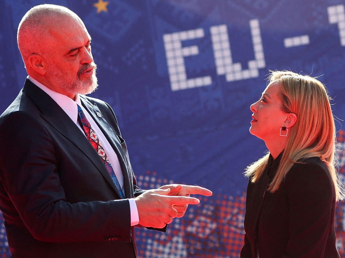 Foto: El primer ministro de Albania, Edi Rama, recibe a la primera ministra de Italia, Giorgia Meloni, antes de la cumbre UE-Balcanes Occidentales en Tirana. (Reuters/Florion Goga)