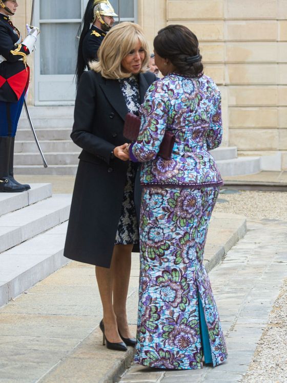El encuentro entre Brigitte Macron y la primera dama del Congo. (EFE/Christophe Petit Tesson)