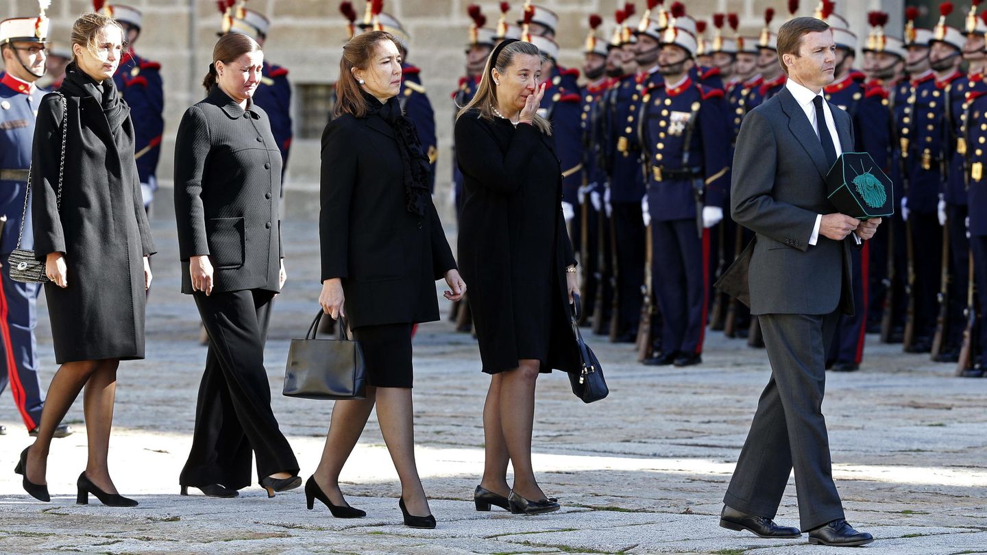 El duque de Calabria, Pedro de Borbón-Dos Sicilias, junto a sus hermanas en el funeral de su padre. (EFE)