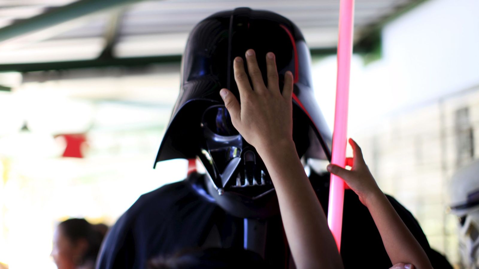 Foto: La máscara de Darth Vader es uno de los rasgos más característicos de su traje (Reuters)