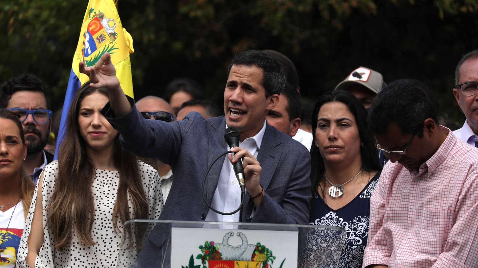 Foto: El jefe de la Asamblea Nacional de Venezuela (AN, Parlamento), Juan Guaidó (c), habla durante un cabildo abierto con cientos de sus simpatizantes. (EFE)