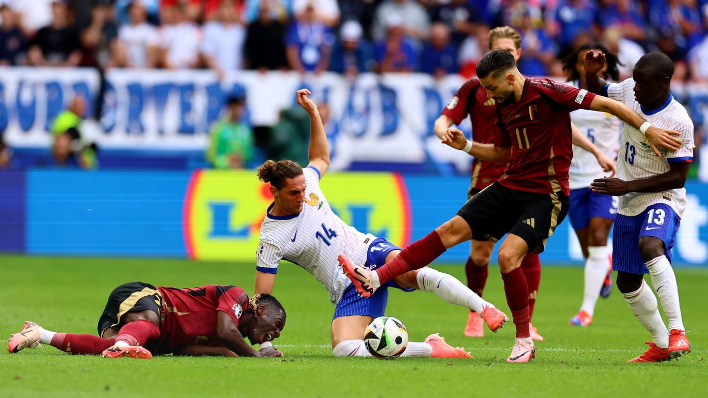 Dusseldorf (Germany), 01 07 2024.- Adrien Rabiot (2-L) and N'Golo Kante (R) of France in action against Jeremy Doku (L) and Yannick Carrasco of Belgium during the UEFA EURO 2024 Round of 16 soccer match between France and Belgium, in Dusseldorf, Germany, 01 July 2024. (Bélgica, Francia, Alemania) EFE EPA FILIP SINGER 