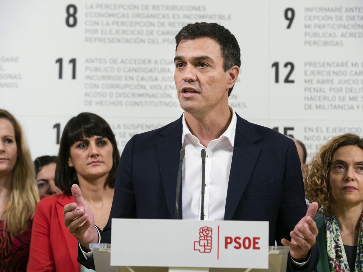 Foto: María González Veracruz, tras Pedro Sánchez en una imagen de archivo de 2015, cuando el actual presidente del Gobierno era el secretario general del PSOE. (EFE/Luca Piergiovanni)