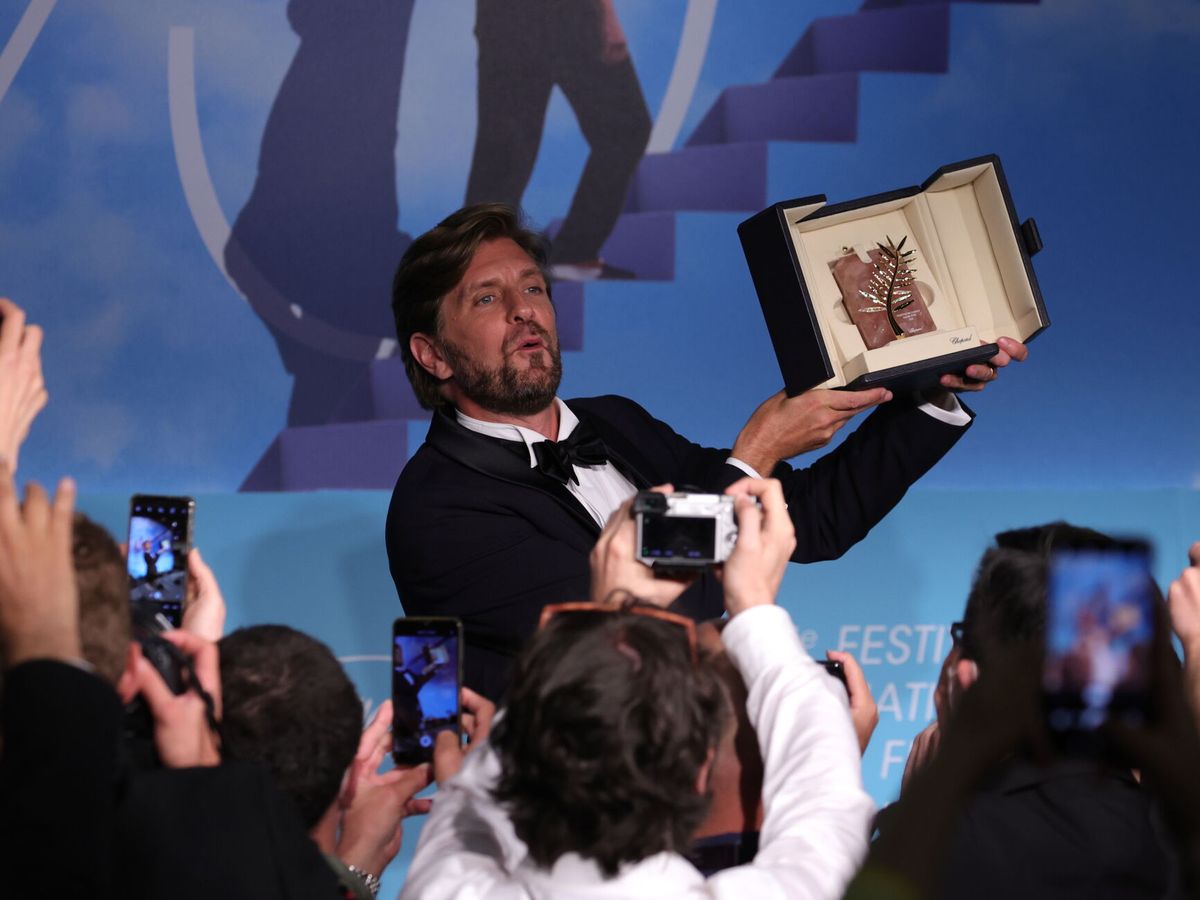 Foto: Ruben Ostlund celebra la Palma de Oro en Cannes. (Getty/John Phillips)