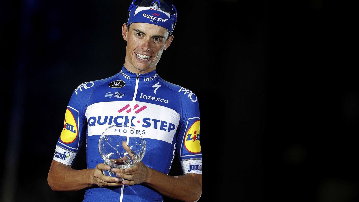Enric Mas, con su premio por el segundo puesto en La Vuelta. (EFE) 