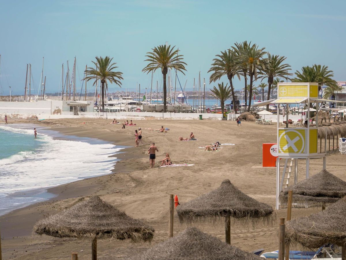 Foto: Playa urbana de Marbella. (EFE)