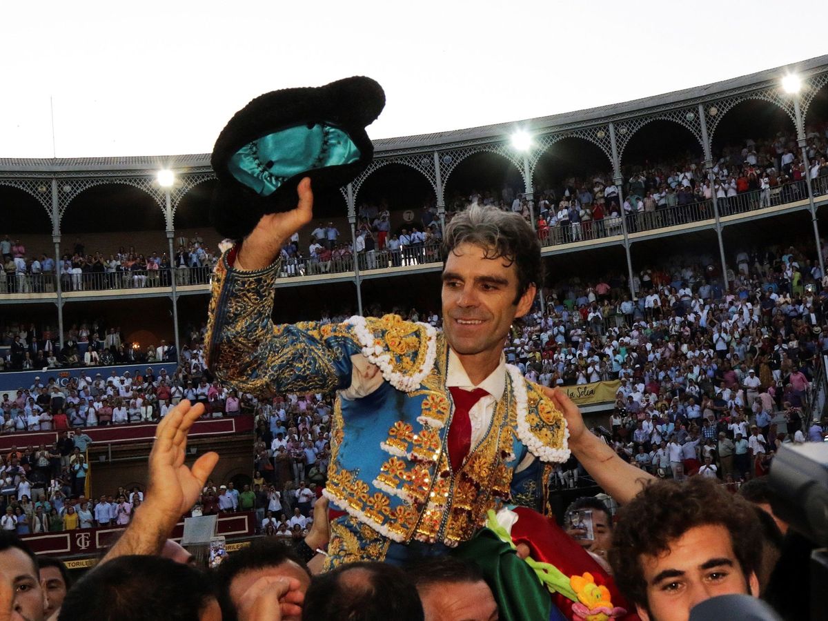 Foto: José Tomás sale a hombros en la plaza de toros de Granada, en 2019. (EFE/Pepe Torres)