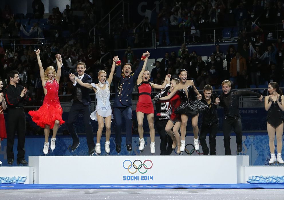 Foto: El equipo ruso celebra en el podio la medalla de oro lograda en patinaje (Reuters). 