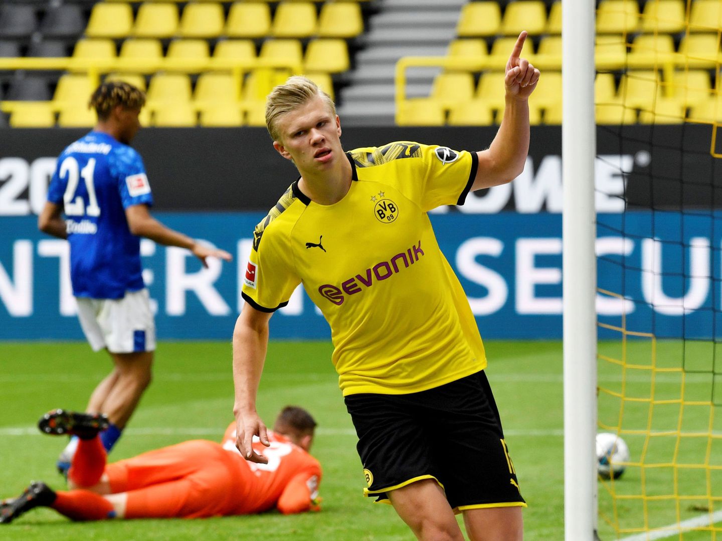 Haaland celebra su gol al Shalke tras el reinicio de la Bundesliga. (EFE)