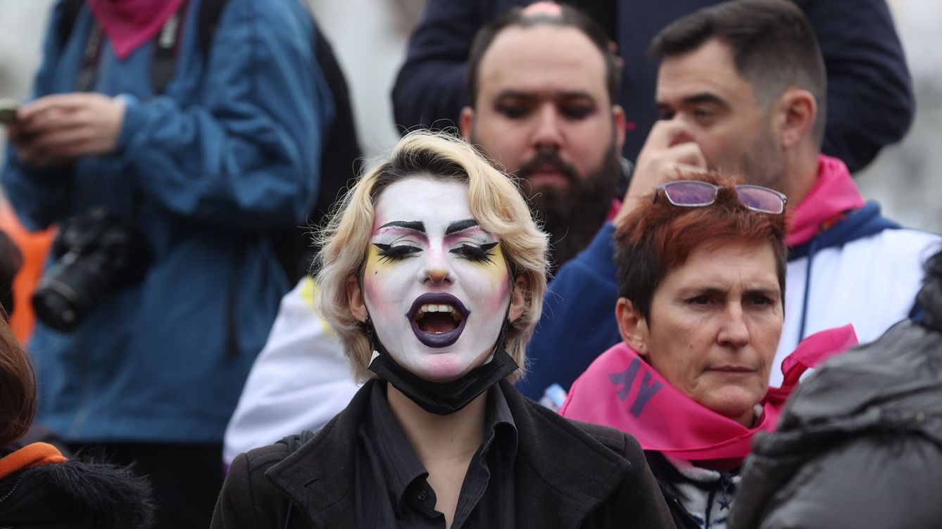 Foto: Un centenar de personas protestan contra violaciones por sumisión química. (EFE/Kiko Huesca)