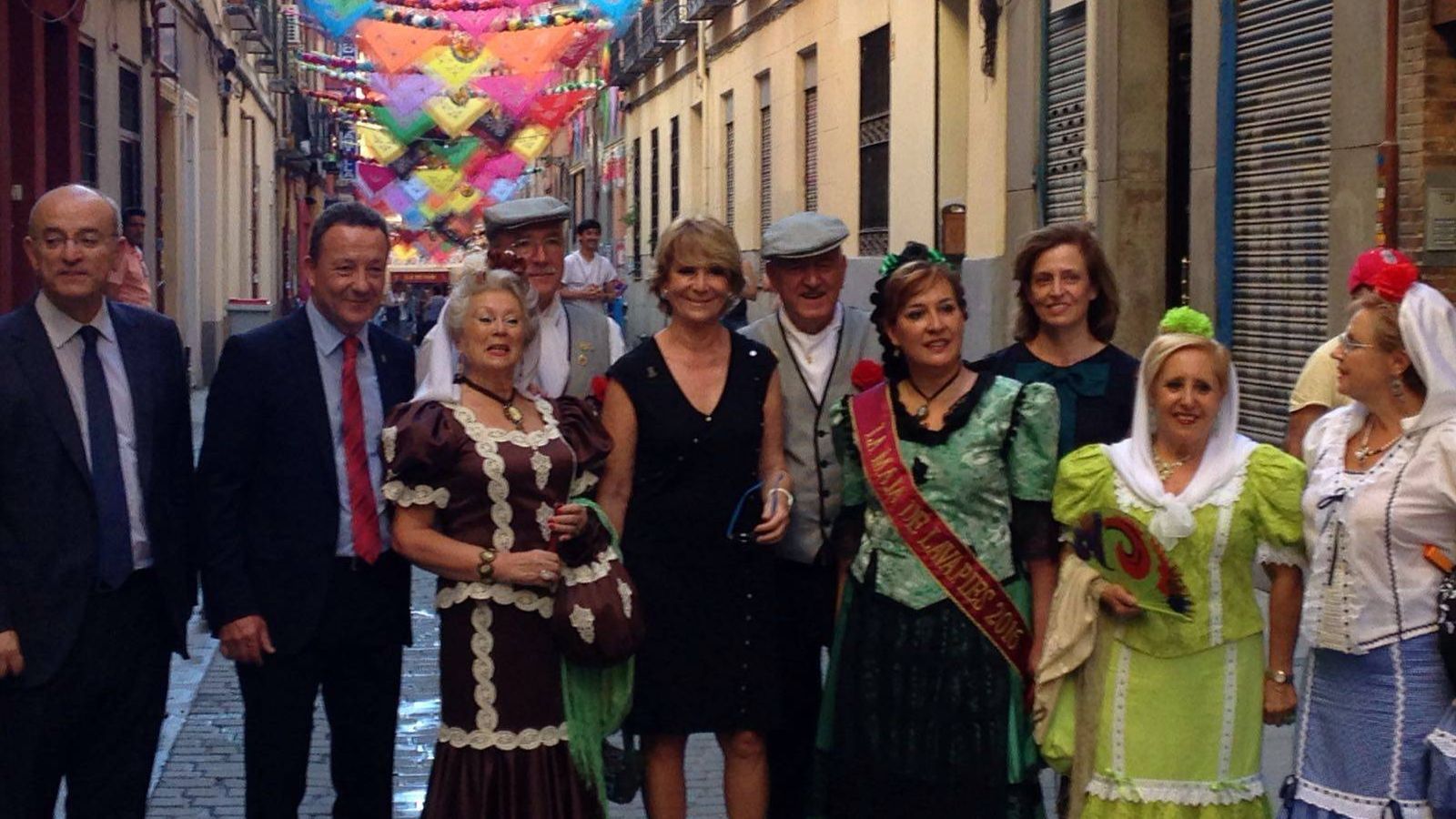 Foto: Esperanza Aguirre posa con la Asociación Los Castizos en las Fiestas de San Cayetano