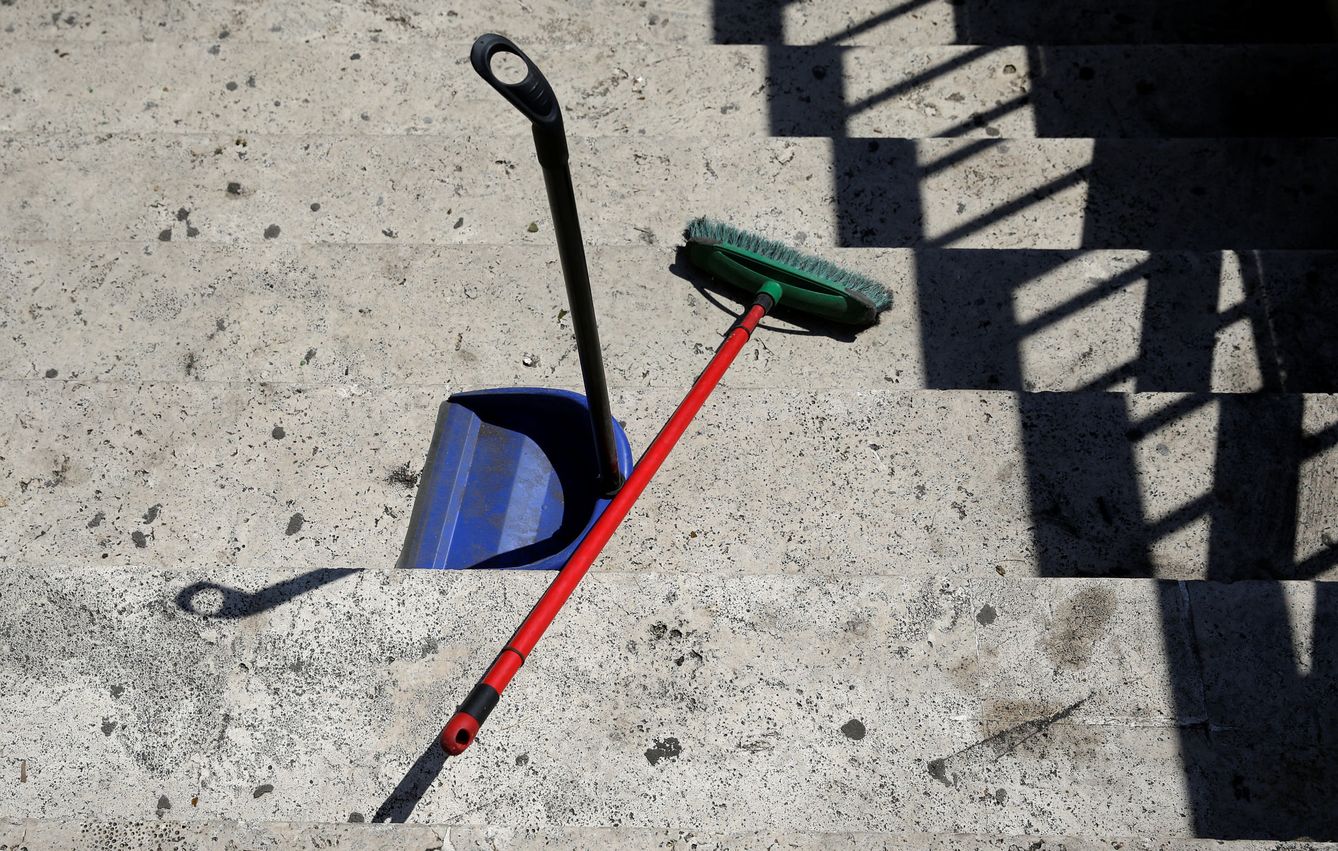 Una escoba y un cepillo sobre una escalera de asfalto en el centro de Roma. (Reuters)
