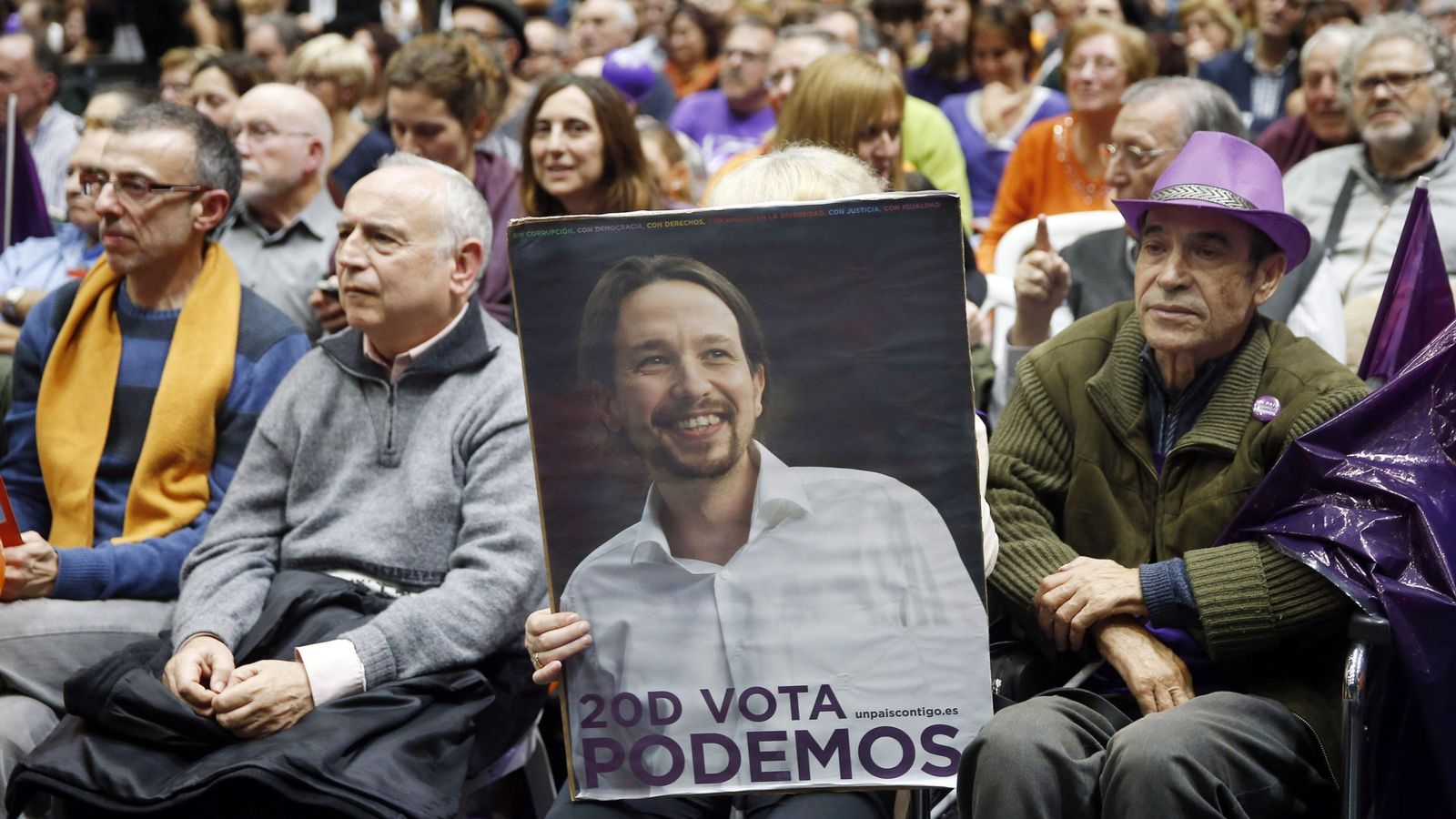 Foto: Un simpatizante sostiene un cartel con la imagen de Pablo Iglesias en la campaña de las generales del 20-D, el pasado 18 de diciembre en Valencia. (EFE)