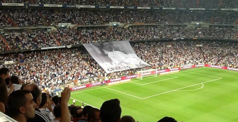 El Bernabéu agradece a Raúl los años que jugó en el Real Madrid.