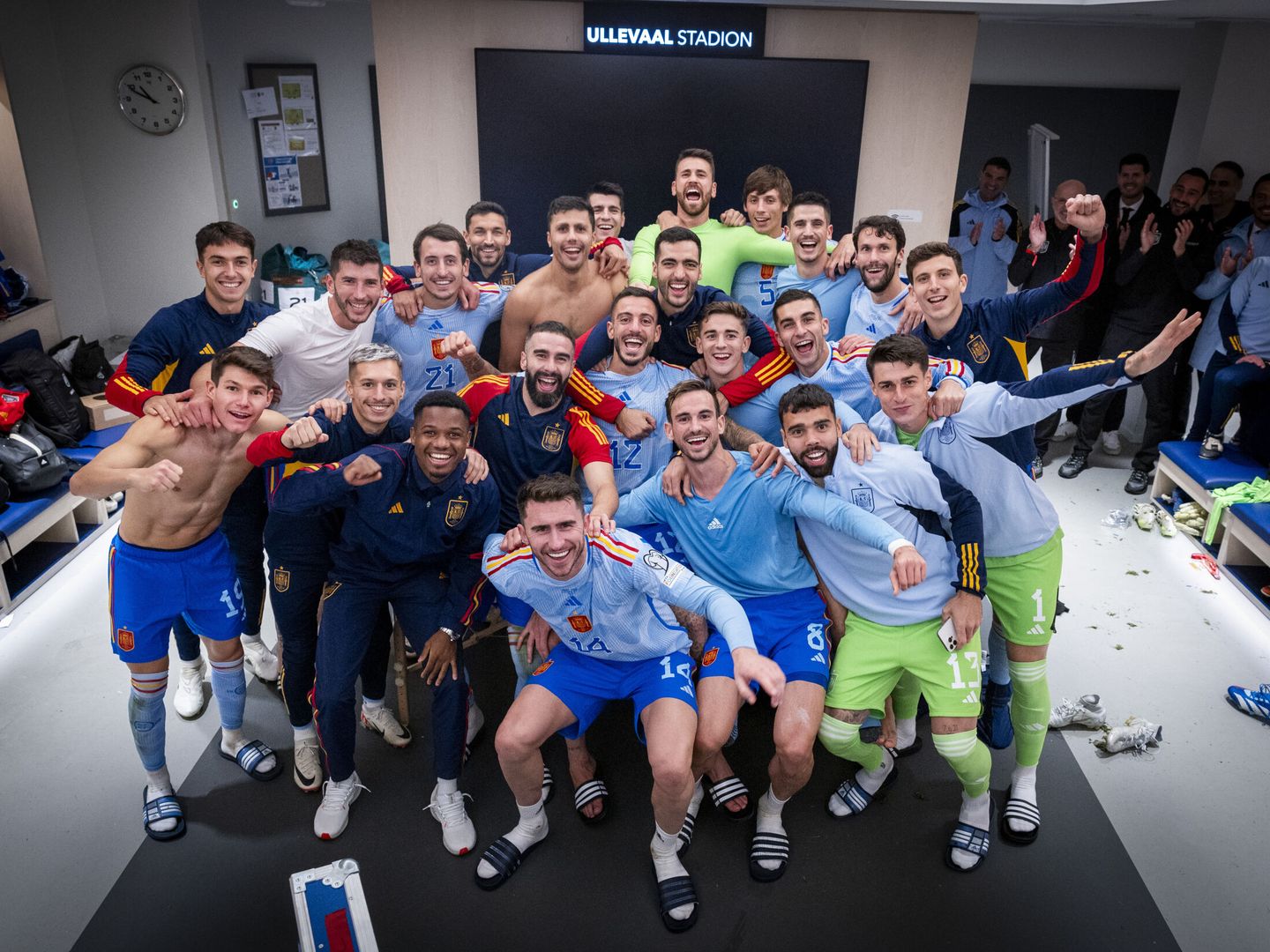 Los jugadores de la Selección celebran en el vestuario la clasificación para la Eurocopa. (RFEF)