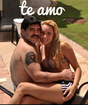 Maradona junto a su actual pareja