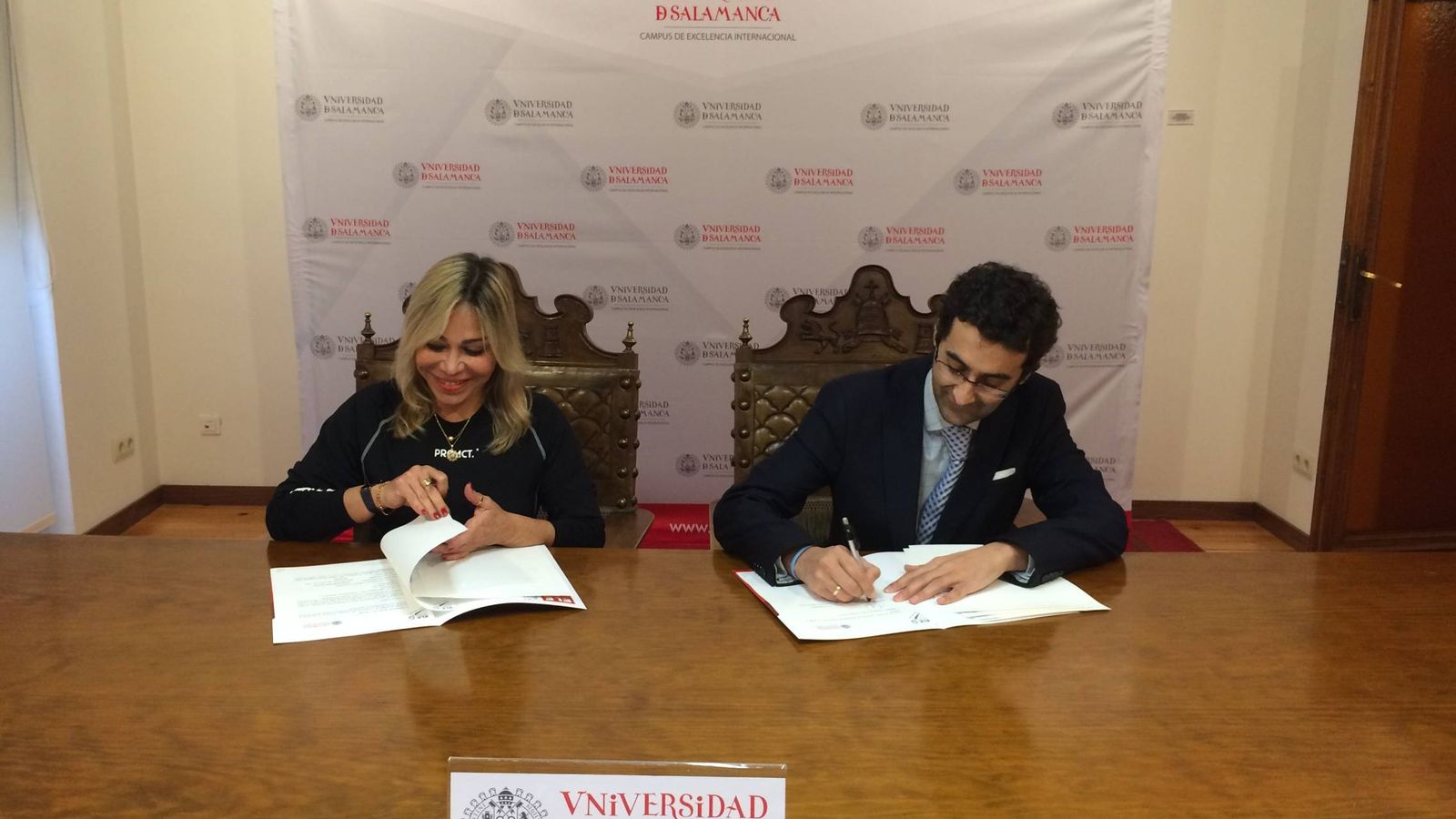 Foto: Firma del acuerdo para abrir la franquicia en Florida (Universidad de Salamanca)