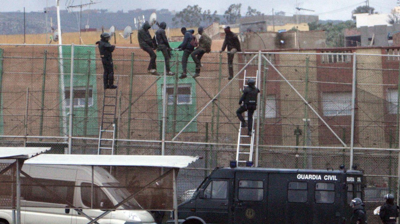 Foto: Unos 20 inmigrantes siguen en la valla de Melilla en un nuevo salto a la valla (EFE)