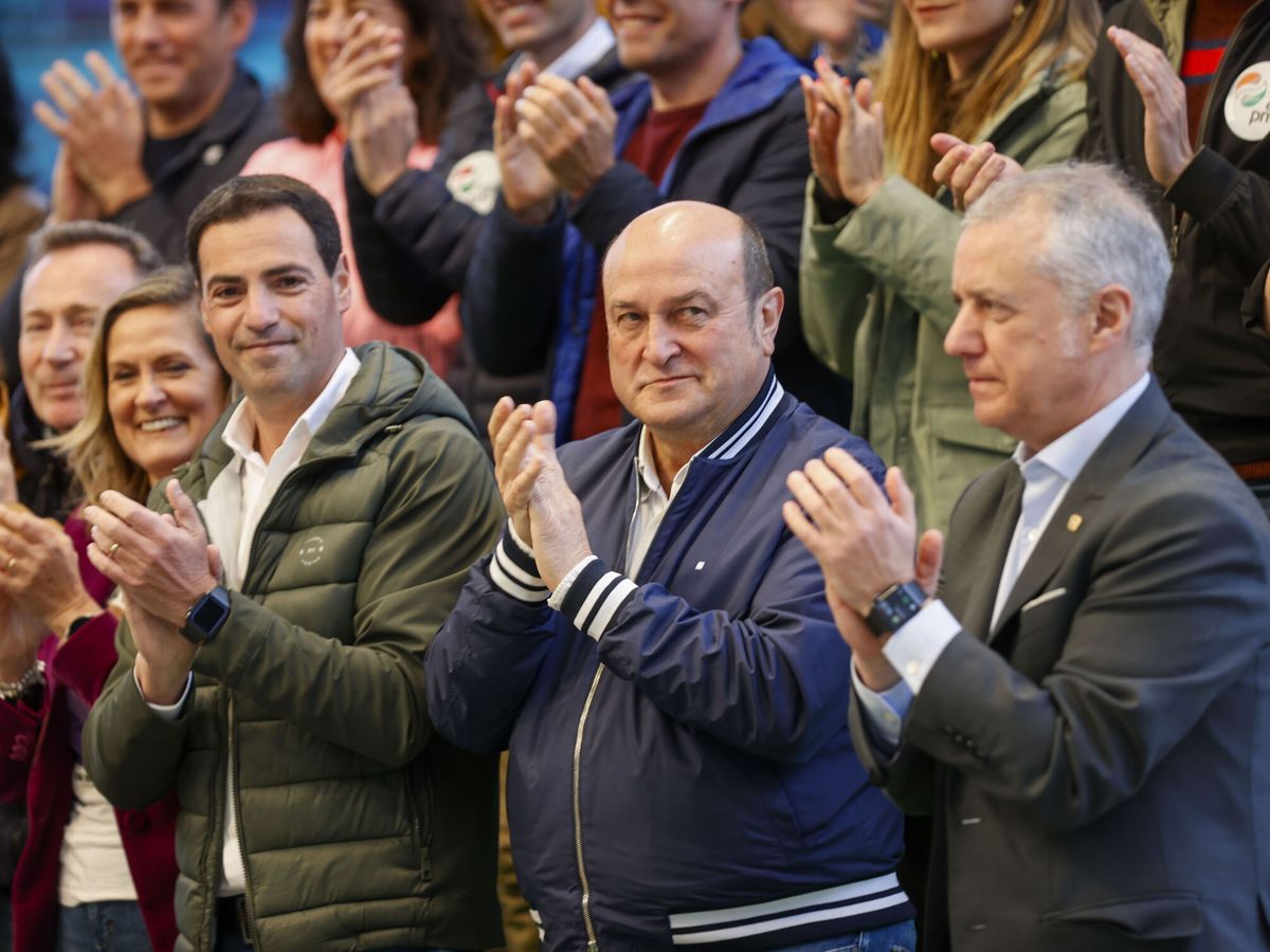 Foto: El candidato del PNV a lehendakari, Imanol Pradales (2-i), junto al presidente del PNV, Andoni Ortuzar (2-d), y el lehendakari, Iñigo Urkullu. (EFE/Luis Tejido)