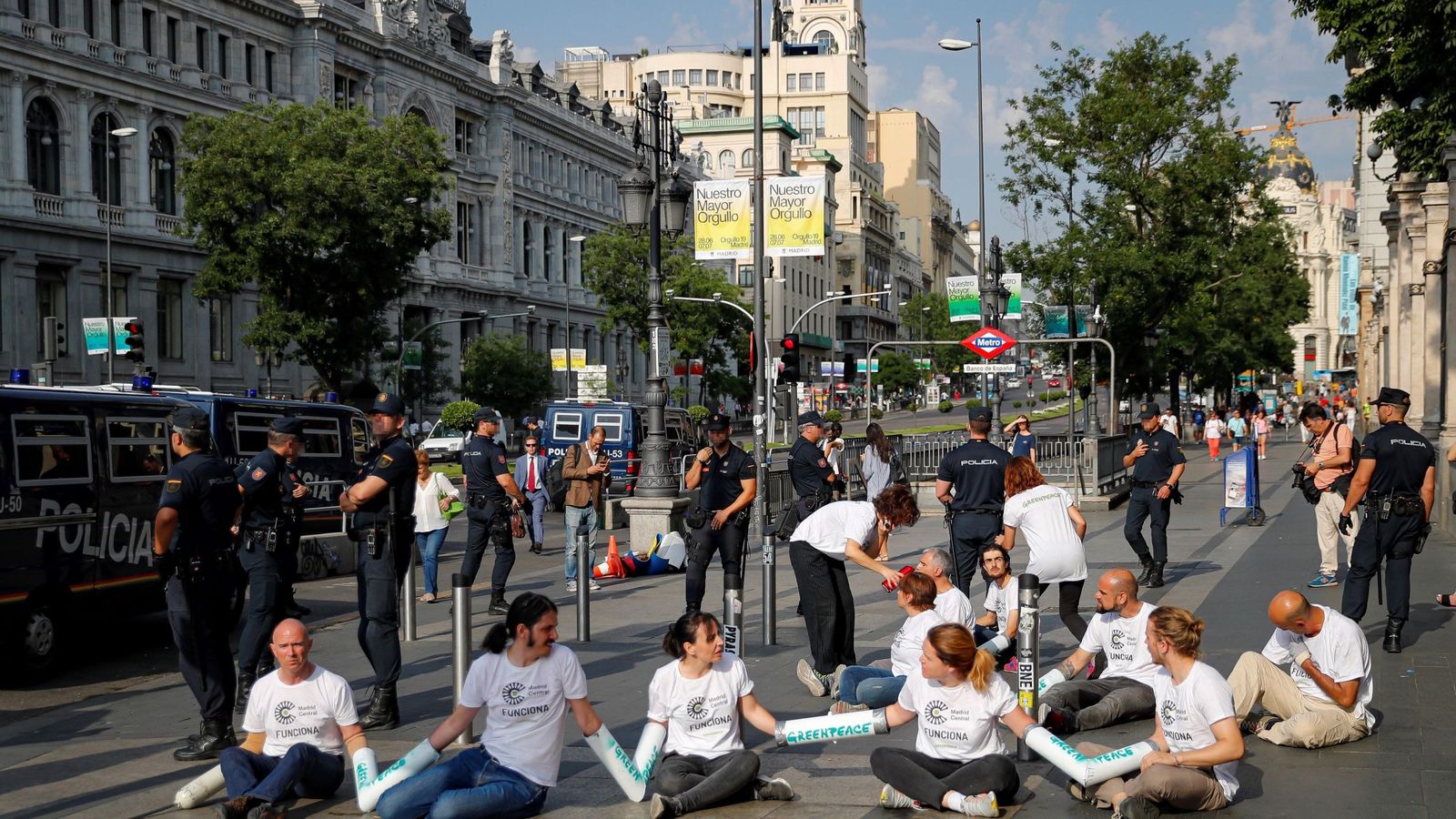 Foto: Activistas de Greenpeace cortan accesos al tráfico en Madrid central. (EFE)