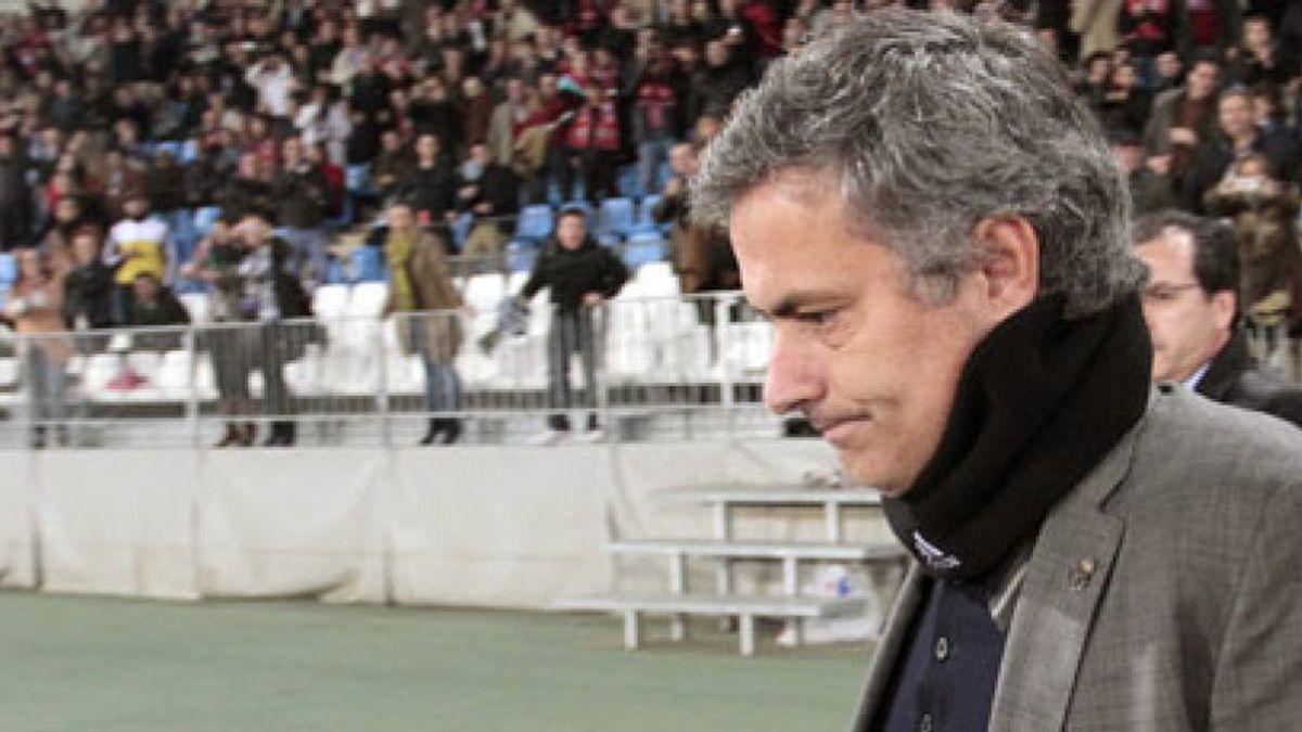 Mourinho se 'relaja' en rueda de prensa cargando contra Pérez Lasa