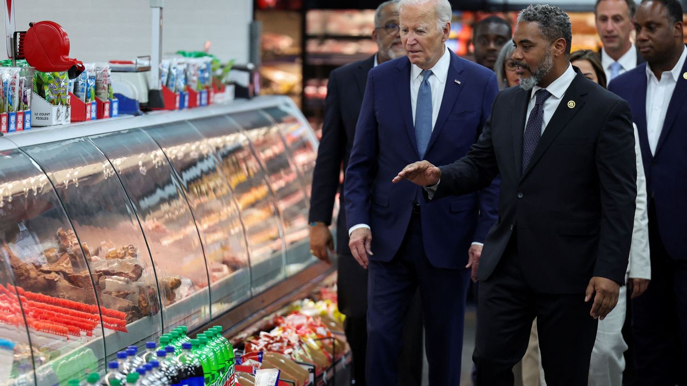Foto: Joe Biden, durante su visita a un mercado. (Tom Brenner/Reuters)