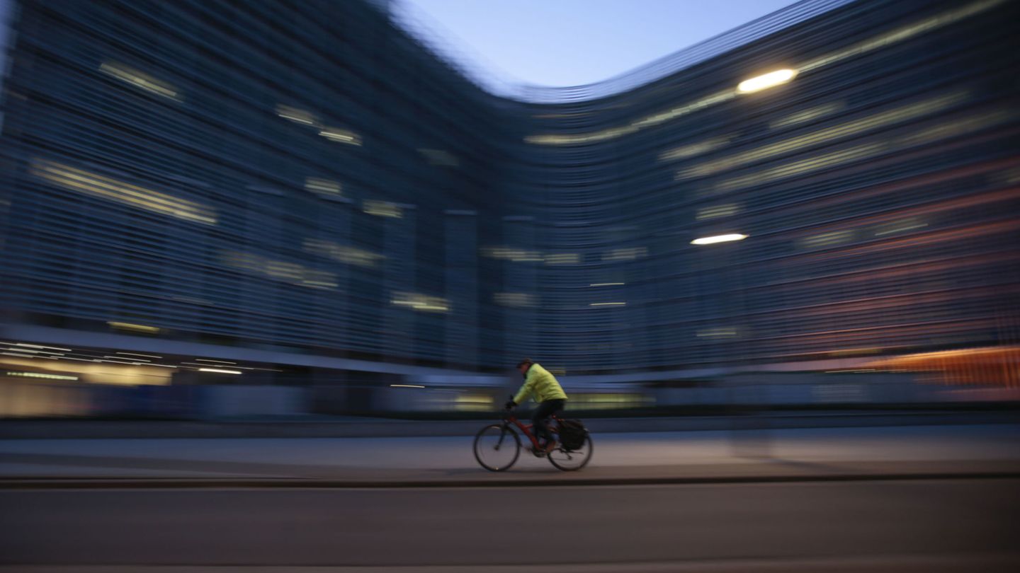 Un ciclista pasa frente a la sede de la Comisión Europea en Bruselas. (Reuters)