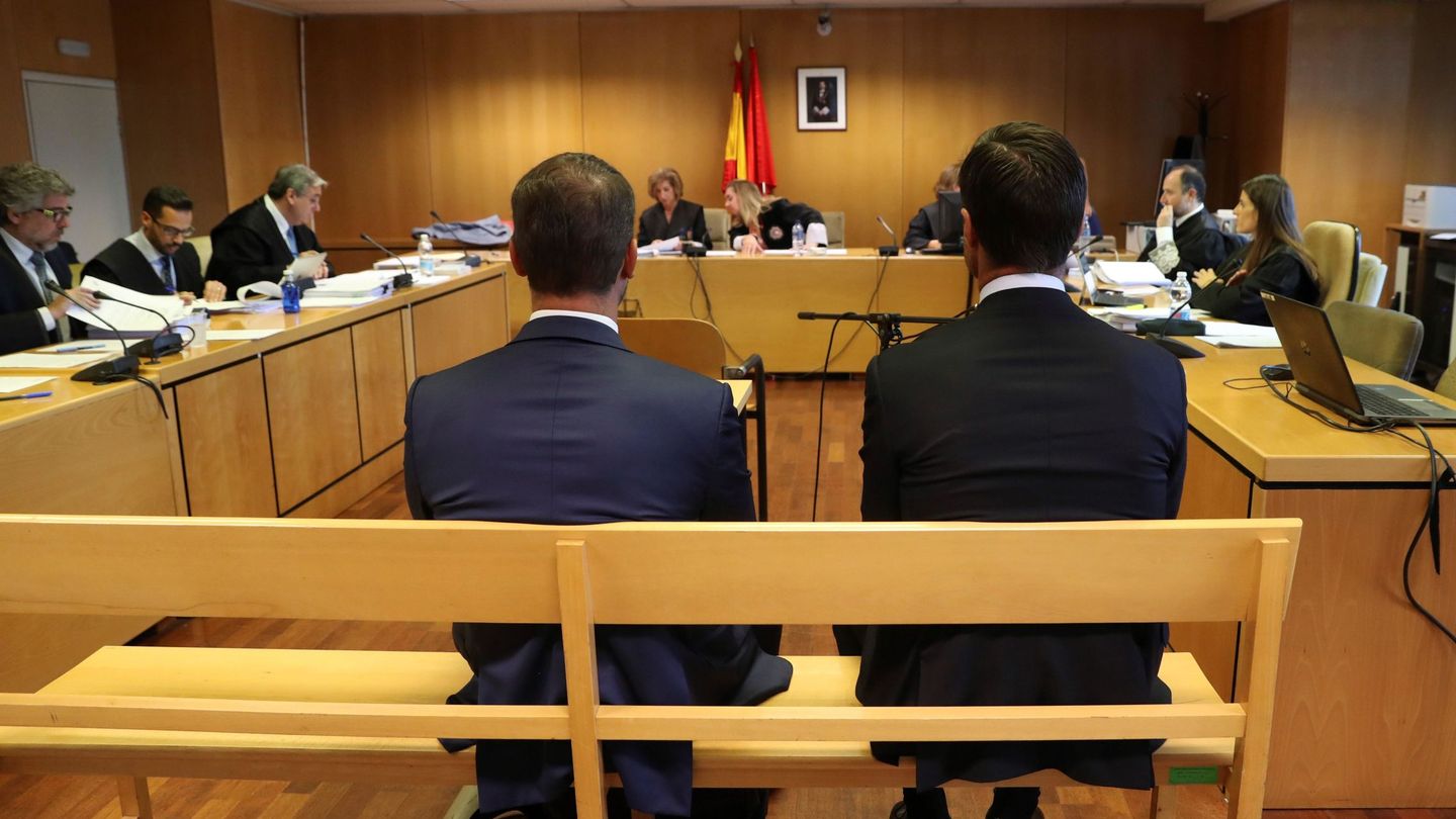 Xabi Alonso, a la derecha, en la Audiencia Provincial de Madrid. (EFE / J.J. Guillén)