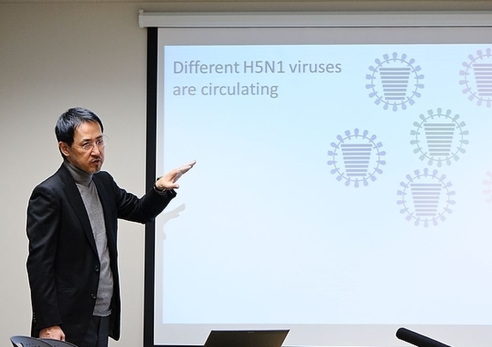 Foto: El profesor de la Universidad de Wisconsin Yoshihiro Kawaoka, durante una presentación sobre el N1H1. (Bryce Richter/U. Wisconsin)