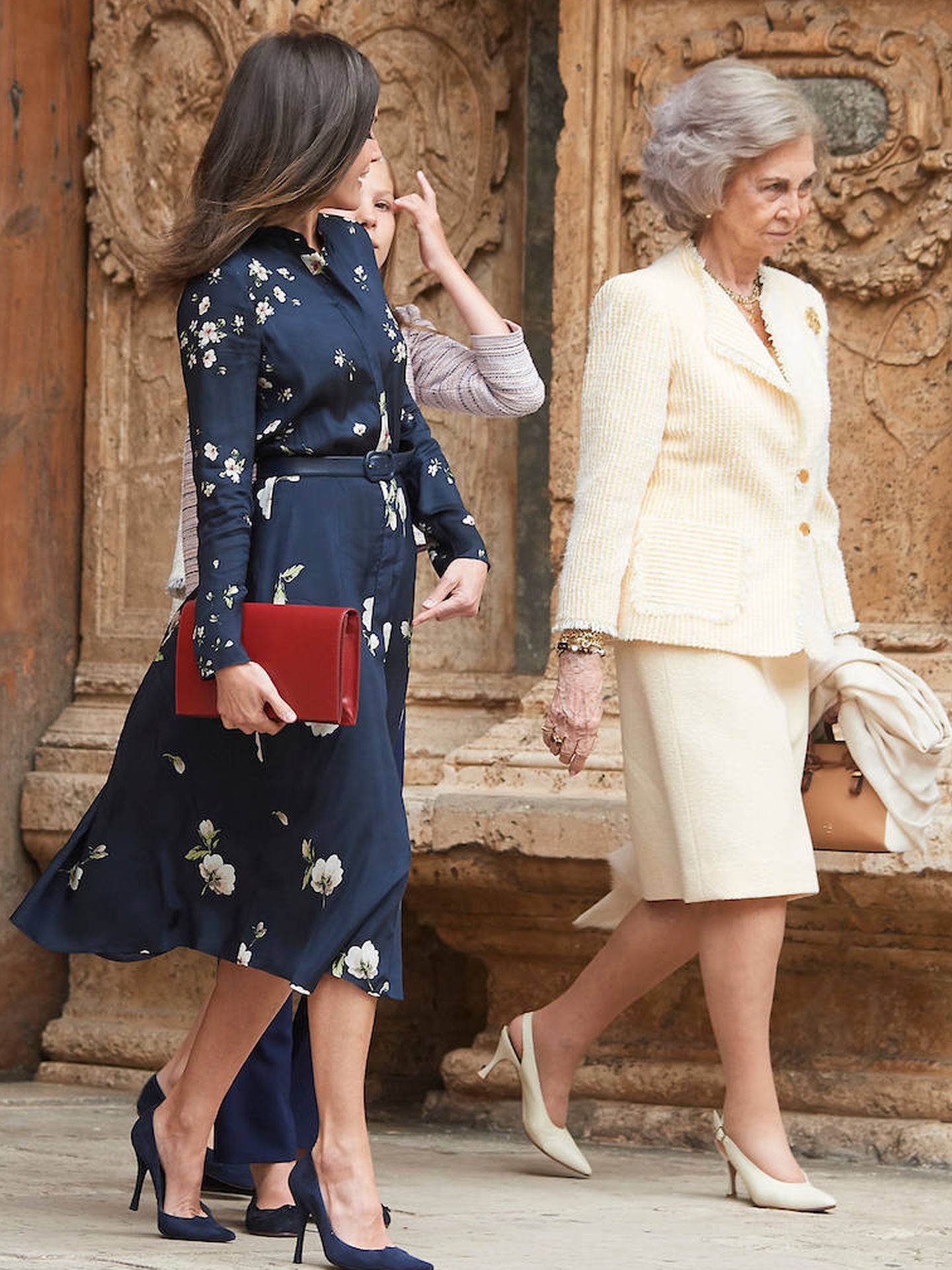 La reina Letizia y la reina Sofía a la salida de la catedral de Palma. (Limited Pictures)