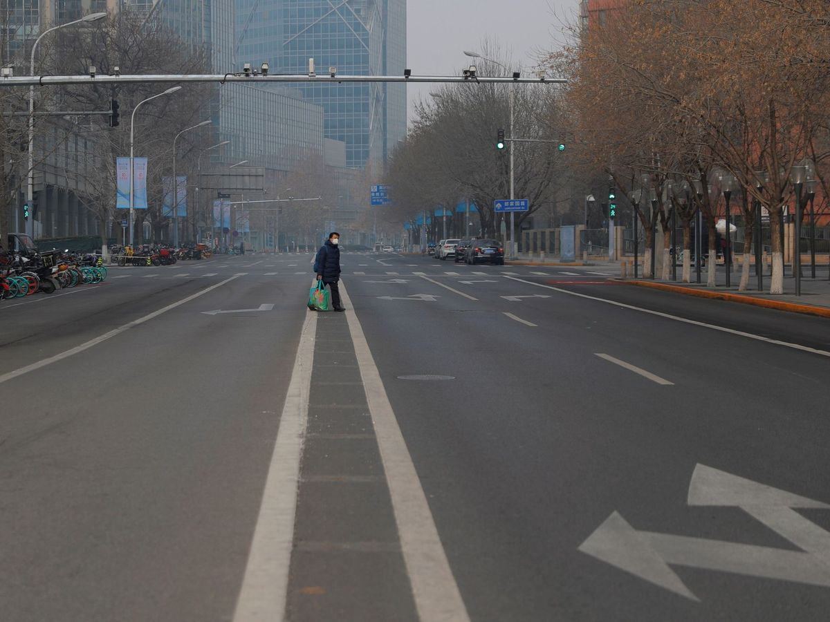 Foto: La cuarentena instaurada en varias ciudades chinas provoca imágenes como ésta: calles vacías a cualquier hora (EFE/Wu Hong)