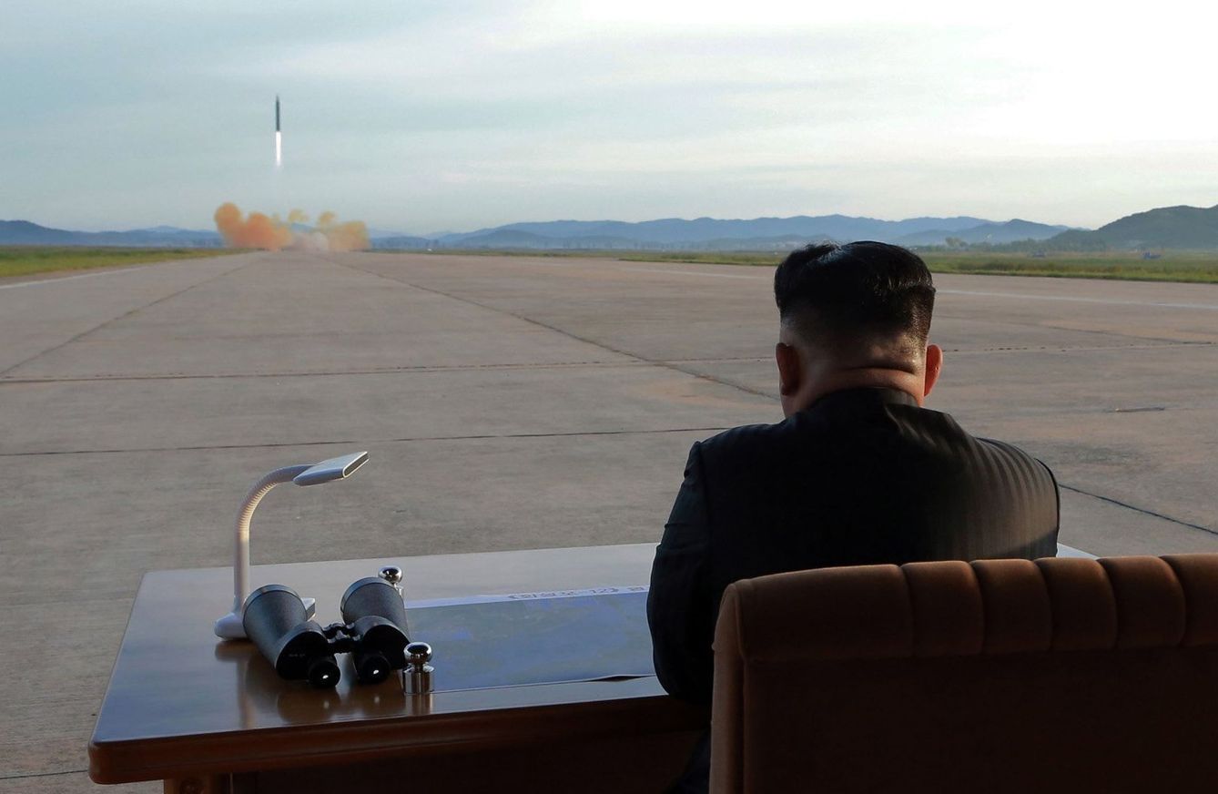 El líder Kim Jong-Un observa el último lanzamiento de misiles de Corea del Norte. (Reuters)
