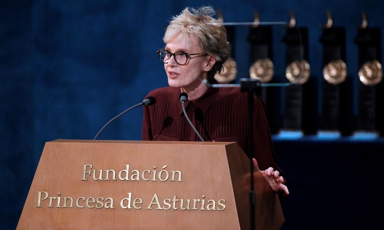 La escritora Siri Hustvedt, Premio de las Letras, interviene en la ceremonia de entrega de los Premios Princesa de Asturias. (EFE)