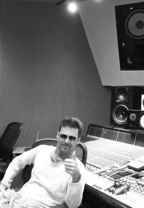 Foto: Hugo Castejón, en el estudio de grabación de Miami