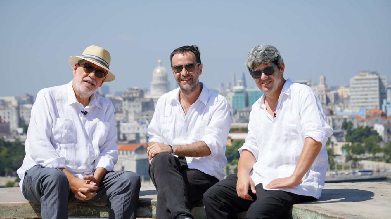 Foto: Jorge Díaz, Agustín Martínez y Antonio Mercero, los Carmen Mola, en el mirador del Cristo de La Habana. (Javier Ocaña)