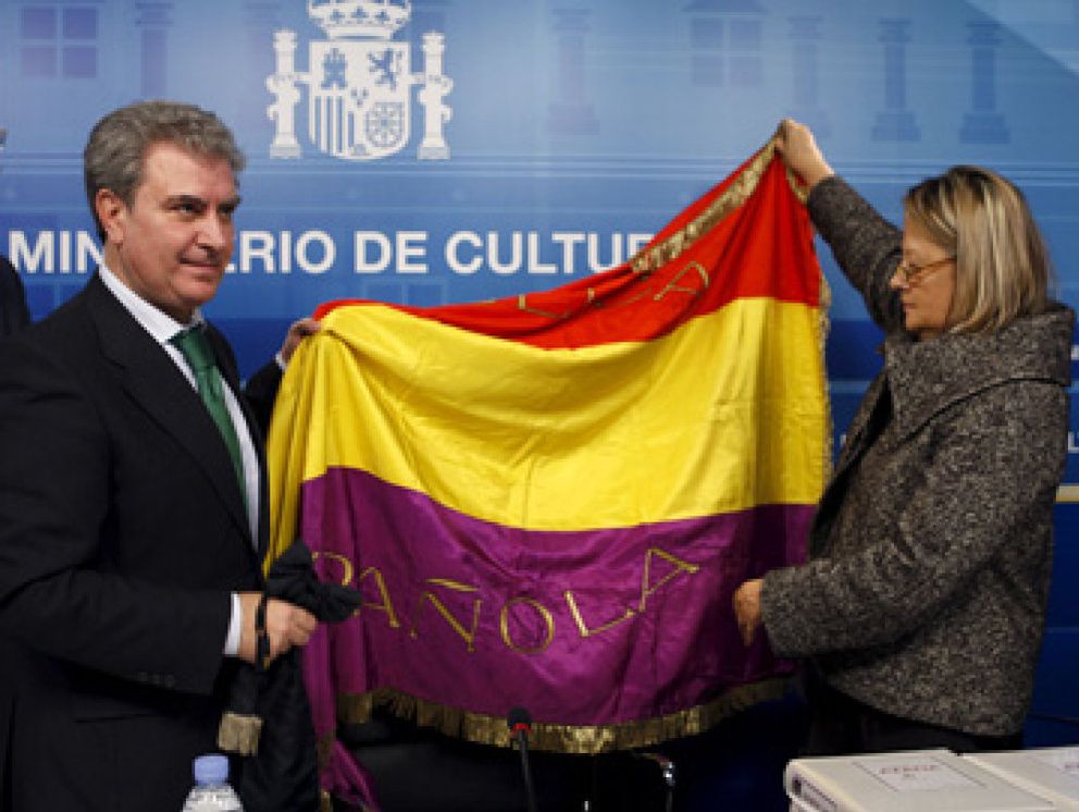 Foto: La familia de Azaña entrega a Cultura la bandera que le acompañó durante su exilio