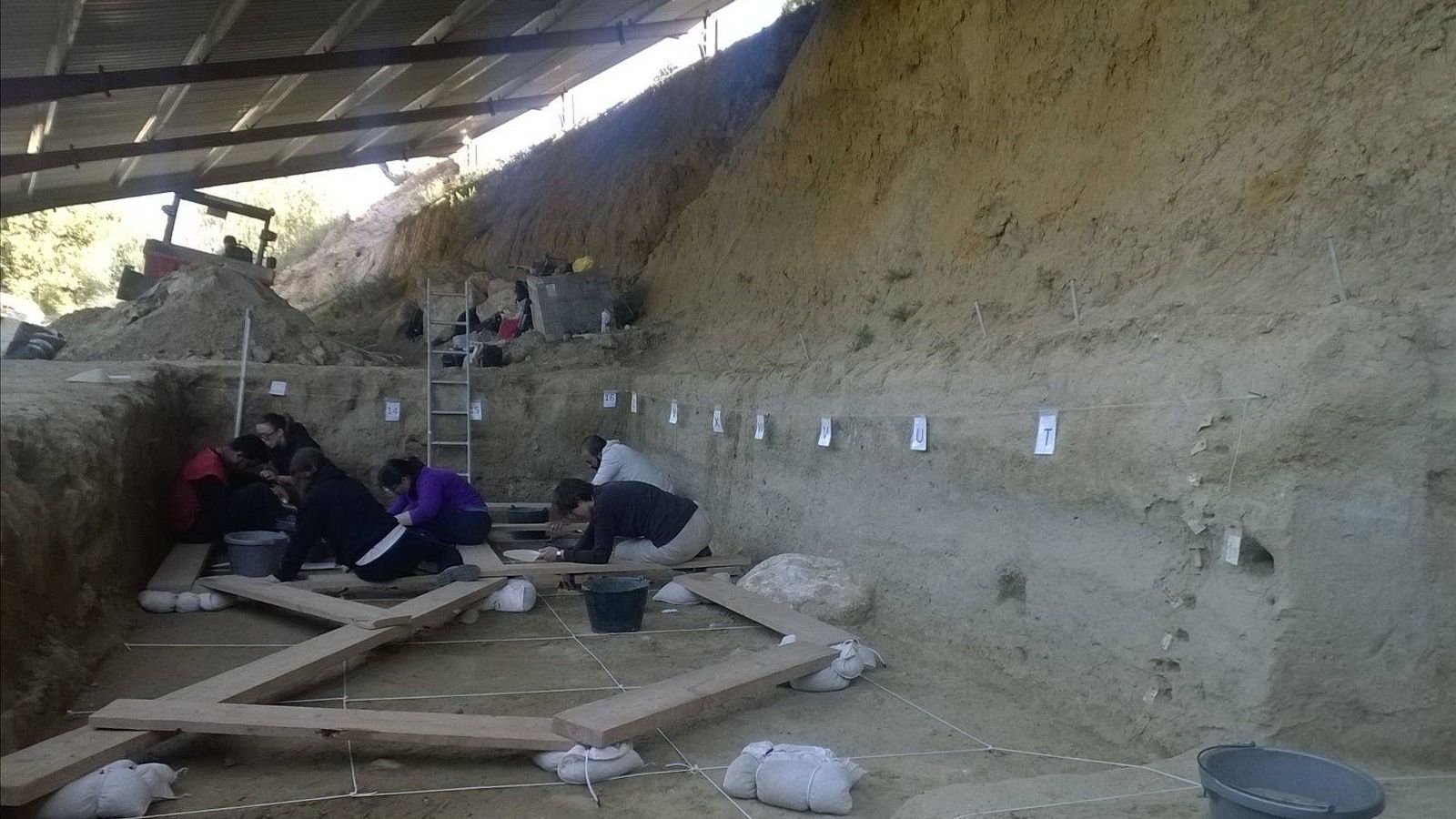 Foto: Arqueólogos trabajando en el yacimiento de La Boella. (Iphes)