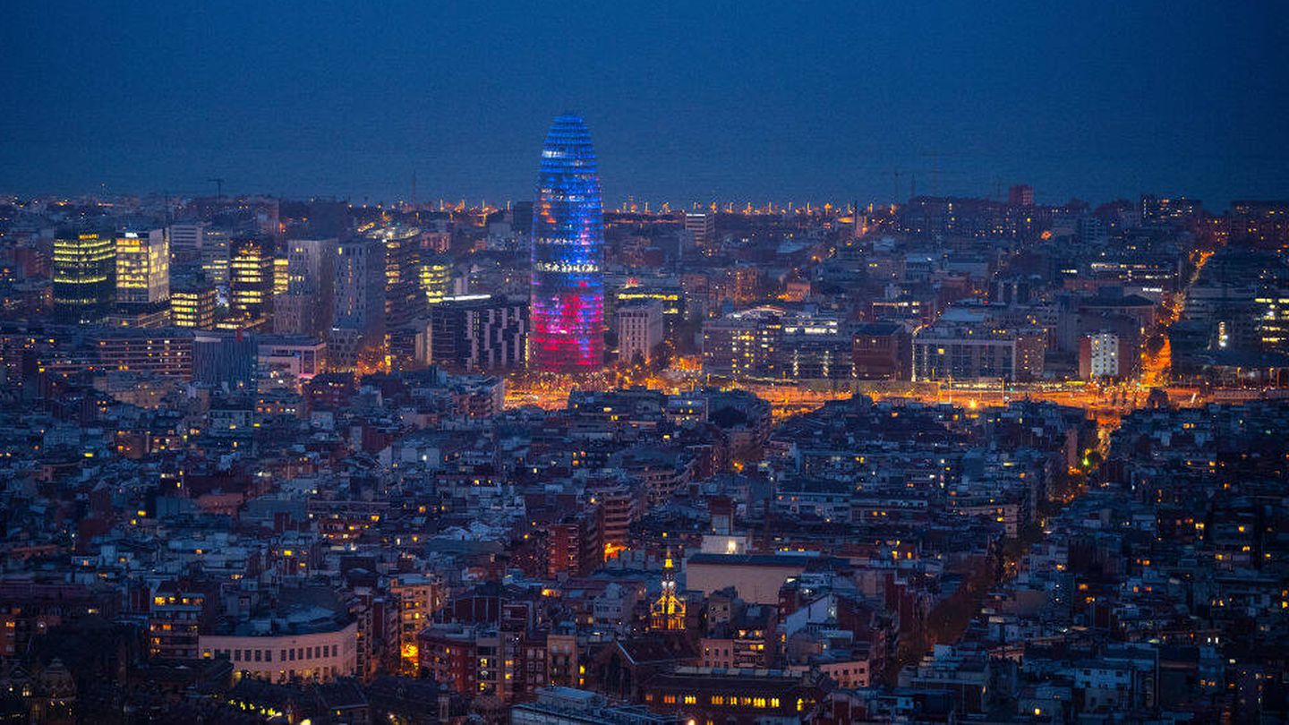 Una vista nocturna de Barcelona. (Getty/David Ramos)