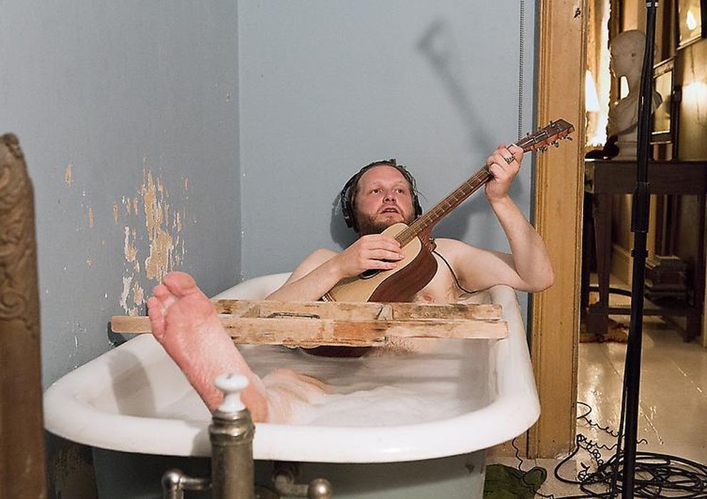 Foto: Ragnar Kjartansson en el baño, mientras interpreta la toma única de más de una hora.