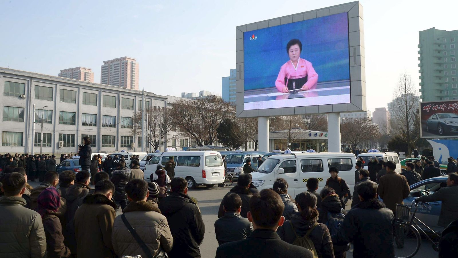 Foto: Norcoreanos observan el anuncio del Gobierno sobre el ensayo nuclear en Pyongyang (Reuters).