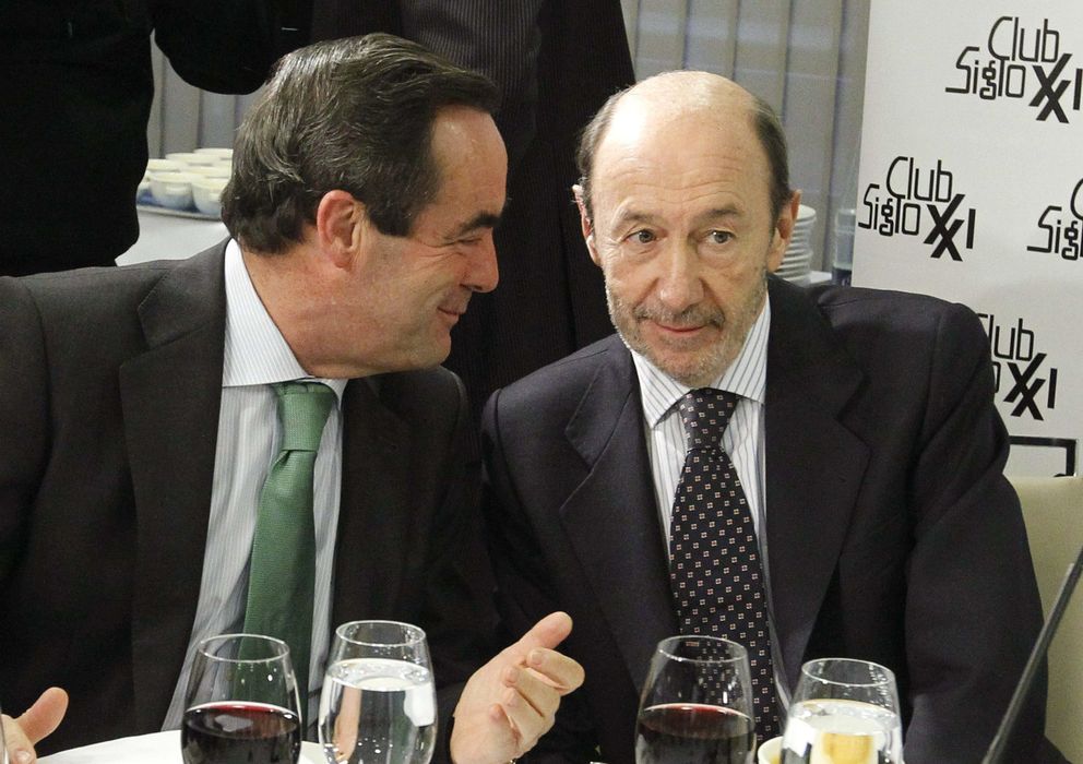 Foto: El secretario general del PSOE, Alfredo Pérez Rubalcaba (d) y el exministro José Bono durante el coloquio en el Club Siglo XXI. (EFE)