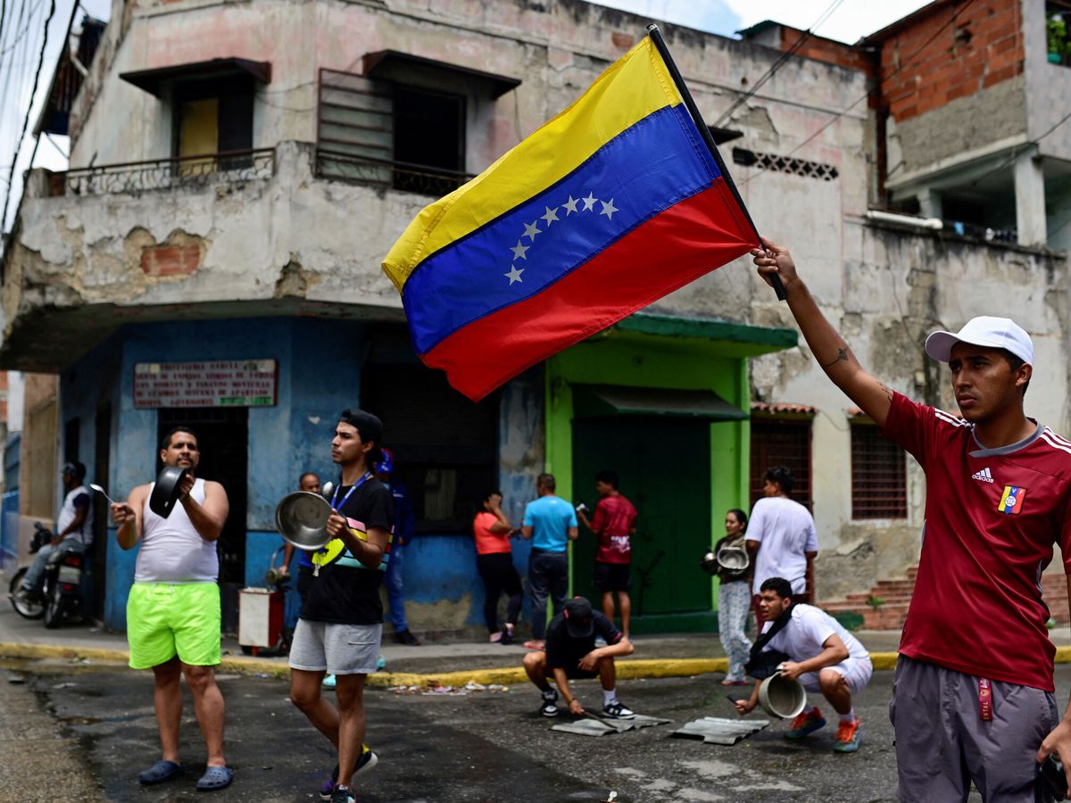 Foto: Un hombre con una bandera de Venezuela. (Reuters/Maxwell Briceno) 