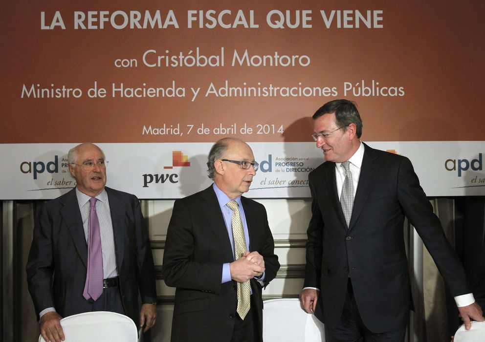 Foto: Cristóbal Montoro (c), el presidente de la APD, Rafael Miranda (i) y Carlos Mas Ivars (d), presidente de PwC España. (EFE)
