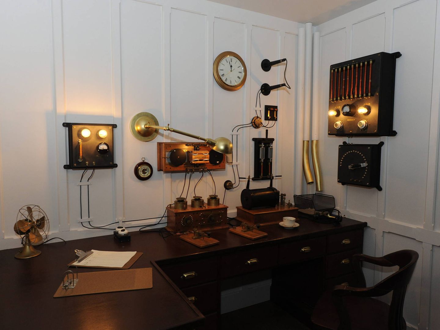 La sala de radio del transatlántico Titanic, en una exposición (EFE)