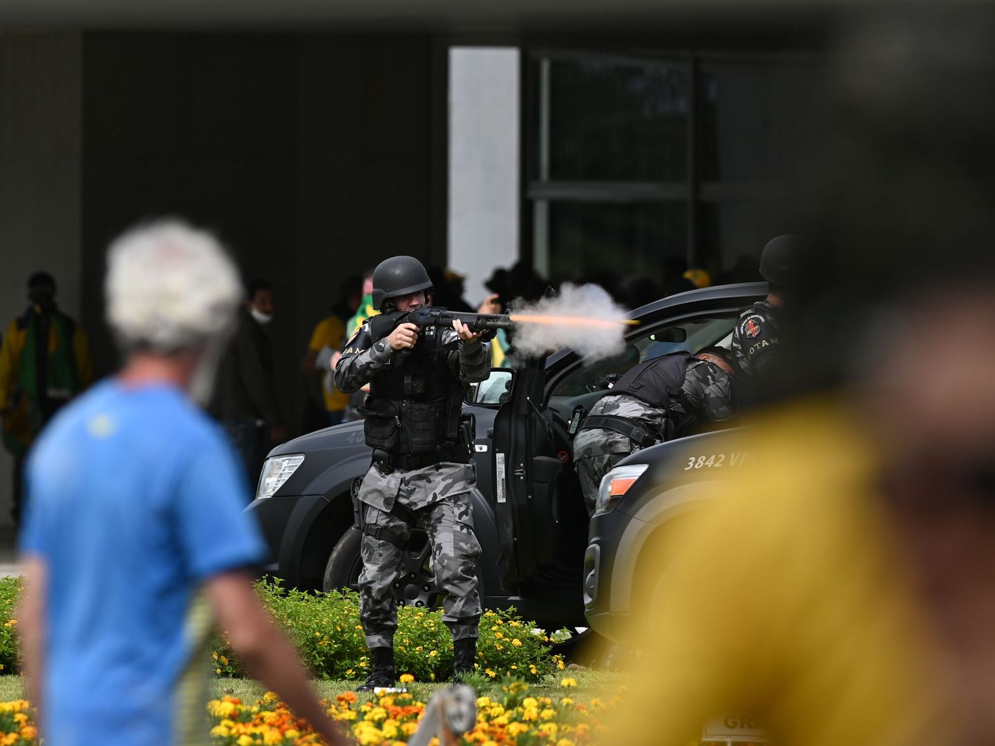 Los policías se enfrentan a seguidores del expresidente brasileño Jair Bolsonaro. (EFE/André Borges)